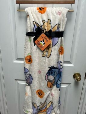Disney Winnie the Pooh Halloween Throw